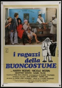 7y358 COPS & OTHER LOVERS Italian 1p 1981 wacky image of Harry Reems flashing a group of people!