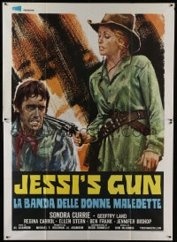 7y437 JESSI'S GIRLS Italian 2p 1975 art of Sondra Currie holding Jessi's Gun to rapist's head!