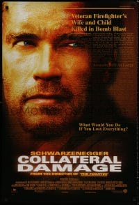 8a194 COLLATERAL DAMAGE DS 1sh 2002 angry looking Arnold Schwarzenegger is out for revenge!