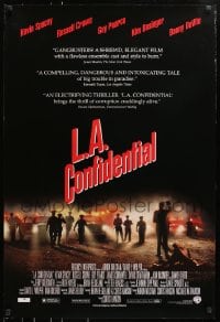 8a481 L.A. CONFIDENTIAL DS 1sh 1997 Basinger, Spacey, Crowe, Pearce, police arrive in film's climax!