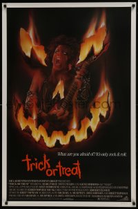 8a921 TRICK OR TREAT 1sh 1986 great art of Tony Fields in flaming jack-o-lantern face!