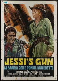8b120 JESSI'S GIRLS Italian 2p 1975 art of Sondra Currie holding Jessi's Gun to rapist's head!