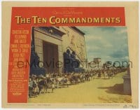 8d876 TEN COMMANDMENTS LC 1956 Cecil B. DeMille, massive number of extras by Egyptian temple!
