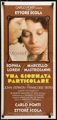 8f746 SPECIAL DAY Italian locandina 1977 great image of Sophia Loren & Marcello Mastroianni!