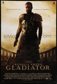 8k705 GLADIATOR int'l DS 1sh 2000 Ridley Scott, cool image of Russell Crowe in the Coliseum!