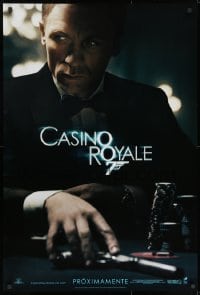 8w166 CASINO ROYALE int'l Spanish language teaser DS 1sh 2006 Craig as Bond at poker table with gun!