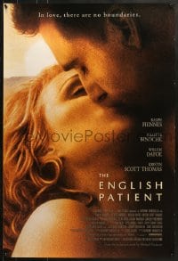 8w264 ENGLISH PATIENT 1sh 1997 close-up image of Ralph Fiennes and Kristin Scott Thomas kissing!