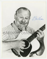 8y666 BURL IVES signed 8x10 REPRO still 1970s great close up of the actor smiling & playing guitar!