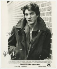 8y179 ERIC ROBERTS signed 8x9.75 still 1978 close up leaning on brick wall from King of the Gypsies!