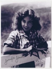 8y786 JENNIFER JONES signed 7.75x10.25 REPRO still 1980s close up of the sexy star posing by fence!