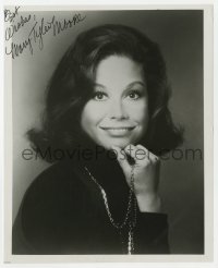 8y874 MARY TYLER MOORE signed 8x10 REPRO still 1980s smiling portrait holding gold necklace!