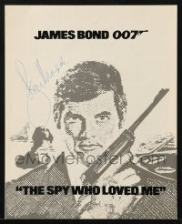 8y093 ROGER MOORE signed English screening program 1977 as James Bond in The Spy Who Loved Me!