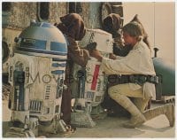 9b813 STAR WARS color 11x14 still 1977 Mark Hamill & Jawas with R2-D2 & other broken droid!