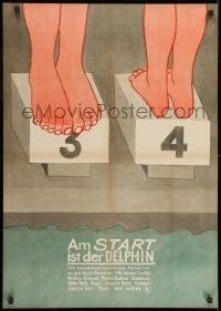 9f313 NA STARTU JE DELFIN East German 23x32 1976 cool art of two divers on diving blocks!