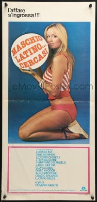 9f392 MASCHIO LATINO CERCASI Italian locandina 1977 photographic image of kneeling half-dressed blonde!