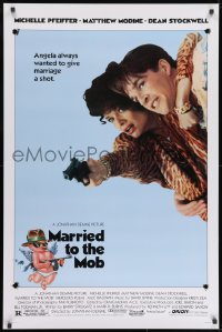 9g786 MARRIED TO THE MOB 1sh 1988 great image of Michelle Pfeiffer with gun & Matthew Modine!