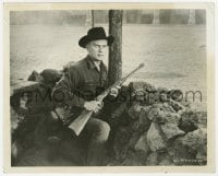 9h640 MAGNIFICENT SEVEN 8x10 still 1960 c/u of Yul Brynner kneeling with rifle, John Sturges!