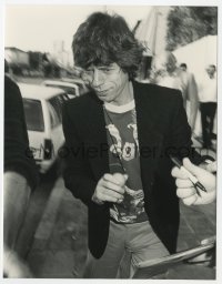 9h675 MICK JAGGER 7x9 news photo 1983 avoiding for fans as he leaves Patio restaurant by Gough!