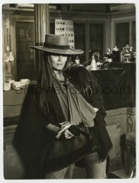 9h781 RAQUEL WELCH candid deluxe 7.25x9.5 still 1971 Hannie Caulder costume w/gun by Terry O'Neill!