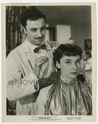 9h814 ROMAN HOLIDAY 8x10 still 1953 c/u of Paolo Carlini fixing beautiful Audrey Hepburn's hair!