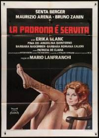 9j396 MISTRESS IS SERVED Italian 1p 1976 Mos art of sexy naked Senta Berger sitting in chair!