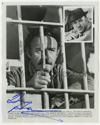 9r362 GENE HACKMAN signed 8x10.25 still 1977 close up behind bars in The Domino Principle!