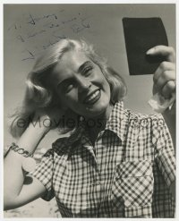 9r448 LIZABETH SCOTT signed 7.5x9.5 still 1950s great close up smiling at herself in a mirror!