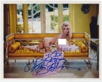 9r735 MAMIE VAN DOREN signed color 8x10 REPRO still 1980s sexy full-length nude portrait on couch!