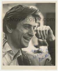 9r519 ROBERT DE NIRO signed 8x10 still 1976 laughing candid from his classic role in Taxi Driver!
