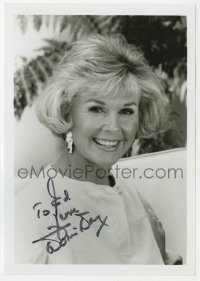 9r638 DORIS DAY signed 5x7 photo 1980s head & shoulders smiling portrait later in her career!