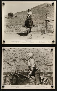 9s961 MISFITS 2 8x10 stills 1961 great images of sexy Marilyn Monroe riding horse on ranch in both!