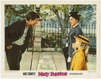 9y680 MARY POPPINS LC R1973 Dick Van Dyke looks happily at Julie Andrews & kids, Disney classic!