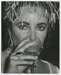 1a301 FLEA IN HER EAR candid deluxe 8x10 still 1968 Elizabeth Taylor at the premiere by Ron Galella!