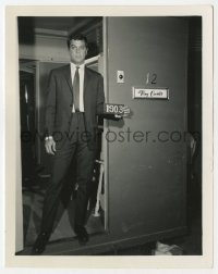 1a372 GREAT IMPOSTOR 4x5 wardrobe test photo 1961 Tony Curtis in suit by his dressing room!
