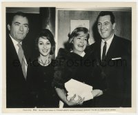 1a377 GREGORY PECK/ROCK HUDSON 8.25x10 still 1962 with their wives Veronique & Marilyn Maxwell!
