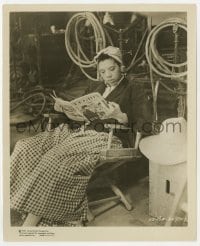1a411 HORSE SOLDIERS candid 8.25x10 still 1959 Althea Gibson reading magazine on set between scenes!
