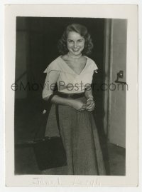 1a453 JANET LEIGH candid 2.5x3.5 photo 1950s smiling for a photo holding her purse!
