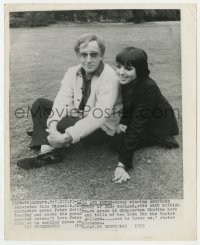 1a537 LIZA MINNELLI/PETER SELLERS 8x10 news photo 1973 she tells the press about her love for him!