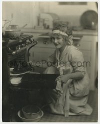 1a545 LOUISE LOVELY deluxe 7.75x9.75 still 1920s Australian silent actress with chicken in oven!