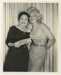 1a577 MARILYN MONROE/LOUELLA PARSONS deluxe 8x10 still 1950s smiling while being interviewed!