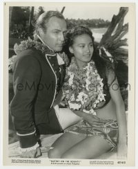 1a617 MUTINY ON THE BOUNTY 8.25x10.25 still 1962 Marlon Brando on beach with sexy topless Tarita!