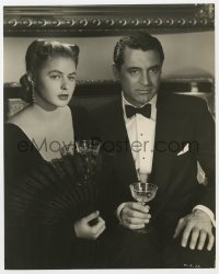 1a640 NOTORIOUS 7.5x9.25 still 1946 Alfred Hitchcock, c/u of Cary Grant & Ingrid Bergman w/drinks!