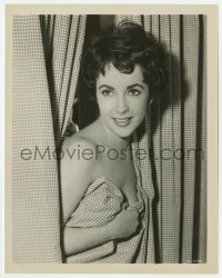 1a729 RHAPSODY candid 8x10 still 1954 naked Elizabeth Taylor using curtain to partially cover her!