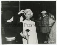 1a781 SEVEN YEAR ITCH candid 7x8.75 still 1955 Marilyn Monroe gets hair touch up between scenes!