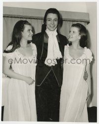 1a903 TWINS OF EVIL candid 7.25x9.25 still 1972 Damien Thomas w/sisters Madeleine & Mary Collinson!