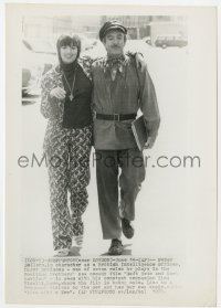 1a914 UNDERCOVERS HERO 7x9 news photo 1973 Liza Minnelli visits friend Peter Sellers on the set!