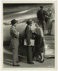1a915 UNDERCURRENT 8.25x10 still 1946 Robert Taylor says farewell to Katharine Hepburn by plane!