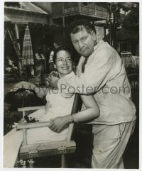1a954 WE'RE NO ANGELS candid 7.5x9.25 still 1955 Suzanne Cloutier visits husband Peter Ustinov!