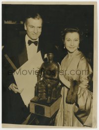 1a521 LAURENCE OLIVIER/VIVIEN LEIGH English 7.5x10 news photo 1956 posing by statue trophy!