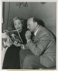 1a300 FLAMINGO ROAD candid 8x9.75 still 1949 director Michael Curtiz reads book with Joan Crawford!